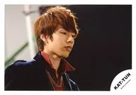 KAT TUN / Yuichi Nakamaru / Horizontal ・ Bust up ・ Costume black ・ red ・ Facing right ・ Mouth closed / Official Official photo