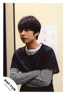 KAT-TUN/中丸雄一/上體衣黑白色條紋左向腕套/官方生寫真