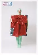 Super Express / Yusuke Fukuda / Body, Costume Green, Tights, Box, Present, Both Hands Box, Feet Closed, Background White / Yusuke 21 st Birth Anniversary Special Official photo Set