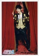 Super Express / Yusuke / Whole body, costume black and yellow, dot pattern, two hand curtain, mouth opening, background red / "CHRISTMAS ONEMAN LIVE FANTASY LOVE TRAIN ～ A rail that connects to your home ～" The 12th edition of Official photo