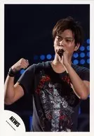 NEWS / Shigeaki Katō / Live photo / Top top / T-shirt Black / Red silver / Hand right goo / Left hand mike / Eye left / Official photo oficial