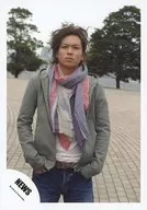 NEWS / Shigeaki Kato / Above-the-knee ・ Costume gray ・ White ・ Stole purple pink ・ Both hand pockets ・ Body front ・ Outdoor / Official Official photo