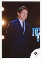 V6/岡田准一/上半身・衣装白黒・両手後ろ・体正面/アルバム「The ONES」ジャケ写＆PV撮影オフショット/公式生写真