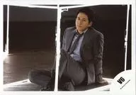 V6/冈田准一/横型・全身・坐・服装灰色・左膝立・两手床/专辑Jake写真&PV摄影Off-shot/官方生写真