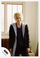 NEWS / Yuya Tegoshi / Above-the-knee ・ Costume black ・ Stripe ・ Under both hands ・ Smile ・ Eye-point right / Official Official photo