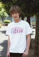 Honda 礼生 / Rodillas, ropa blanca, camisetas, debajo de las manos, boca cerrada, al aire libre / "Ishida Hayabusa and Honda 礼生 Isshin Denshin! ~ Open recording with everyone! ~ in summer!" Official photo Monouri