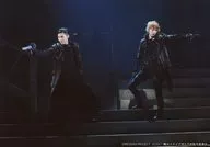 Daishi Sugie, Yūki Izawa (Ryō Ariga) / Live photo, horizontal, whole body, clothing black, Sugie eye right, Izawa eye left, gun outstanding, stair, background black, Character Tector shot / Stage "Mesaia - Yukyunotoki -" in the drama, bromide set A.