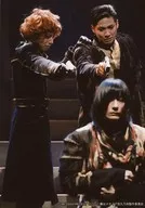 杉江大志・井泽勇贵(有贺凉)・村田充/现场照片・膝上・服装黑・枪托・村田两手拉・背景黑・角色拍摄/舞台剧《弥赛亚-悠久乃刻-》剧中明信片SET A