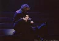 Daishi Sugie, Yūki Izawa (Ryō Ariga) / Live photo, whole body, sitting, clothing black, Sugie back, hand shoulder, background black, Character Cter shot / Stage "Mesaya - Yukyunotoki -" in the drama, bromide set D
