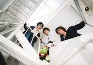 阿部敦・代永翼・佐藤拓也/横型・全身・衣装白・黒・ストライプ柄・階段・見下ろし/声優イベント「第62回 王様ジャングル」ブロマイド