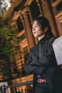 Yosuke Kuroda / Above the knee / Black costume / Suit / Left-facing / Arm arrangement / Outdoor / Postcard size / BSP (ブルーシャトルプロディース) 「 Dragon Compass, Part ishin kaiten 」 KUJI Photo (Private Clothes)