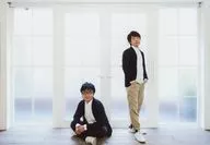 野島裕史・野島健児/横型・全身・衣装黒・白・眼鏡・裕史あぐら・健児両手ポケット・後ろドア・背景白/声優イベント「王様ジャングル 第96回」ブロマイド