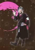 Unplanet / Fukushima Kaida (Pluto Star ☆ Pommy) / Whole Body / Costume Black Pink / fingers of the right hand Spread / Left Hand Waist / Background Brown / Star / Official Official photo