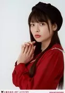 Sumire Kamisaka / Busto arriba / Ropa roja / Sombrero / Lado izquierdo / Ambas manos / "2017 AUTUMN" / Sumire Kamisaka Conjunto de fotos Episodio 12