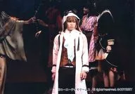 輝山立(ルードハーネ)/ライブフォト・横型・膝上・衣装白・茶色・両手下・後ろに人・キャラクターショット/Eセット/舞台「遙かなる時空の中で6 幻燈ロンド」劇中ブロマイド