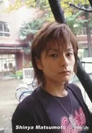 劇団Studio Life/松本慎也/バストアップ・衣装黒・赤・ネックレス・右向き・口閉じ・野外/劇団スタジオライフ 公式生写真