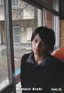 劇団Studio Life/荒木健太朗/上半身・衣装黒・首傾げ・口閉じ・両手下・窓/劇団スタジオライフ 公式生写真