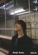 劇団Studio Life/曽世海司/上半身・衣装黒・胸元に眼鏡・左向き・顔上げ・目線上/劇団スタジオライフ 公式生写真