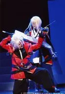 Yuuki Tomotsune (Ragna = the Blood Edge), Yoshihiko Aramaki (Jin = Kisaragi) / Live photo, whole body, costume red, black, blue, white, with one knee / Stage "LIVE ACT 『 BLAZBLUE 』 ～ CONTINUUM SHIFT ～"