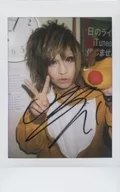 ☆ Crimson Shiva / 亜輝 -aki / Autografado, Busto-Up, Suisho-Chahaku, Mão direita Peace, Mão esquerda Rena coberta, Kuchitsuri / Nama Cheki