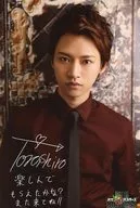 登野城佑真/バストアップ・衣装赤・ネクタイ黒・両手下・印刷サイン・メッセージ入り・六つ切りワイドサイズ/舞台「バグバスターズ」大判ブロマイド