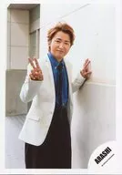 Arashi / Satoshi Ohno / Kneecap / Costume white blue black / Right hand piece / Left hand wall / Doors ~ Path of Courage ~ PV & Jacque Shooting Off-Shot / Official Official photo