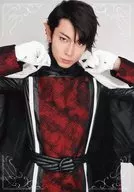 鲇川太陽(Dan Talion)/上半身·服裝紅色·雙手舉·角色快照/音樂劇明信片