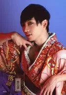 Wago Shinichi / parte superior do corpo, vestido rosa, virado para a esquerda, mão direita levantada, fundo roxo / palco "Handsome Rakugo Act 9" Brometo fortuito