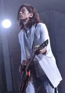 BUCK-TICK / Hidehiko Hoshino / Hizajo / Disfraz blanco / Guitarra de dos manos / Cuerpo izquierdo / Cara izquierda hacia arriba / Luz / "TOUR Atom Mirage No. 9" Random Treka (actuación en diciembre)
