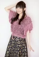 今井麻美/膝上・衣装紫黒・右手上げ・体左向き・背景白/「今井麻美 アコースティックライブツアー 2017-2018」生写真