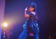 今井麻美/演唱会照片·横型·膝上·服装黑色·左向·左手食指立/DVD·BD「今井麻美Birthday Live2014in TOKYO DOME CITY HALL」首次特典明信片