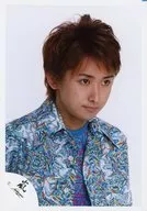 Arashi / Satoshi Ohno / Face Up / Costume Color White Blue Red / Body Facing Right / Mouth Closed / Background White / Official Official photo