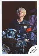 Kanjani Eight / Tadayoshi Okura / Knee-up, sitting, costume 紺白, front drum set / "Answer Seyo / Sweet Parade" PV & Jacque shooting off-shot / Official Official photo