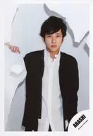 Arashi / Kazuya Ninomiya / Upper Body / Costume Black and White / Body Front / 17-18 Winter Concert, Brochure & Goods Shooting Off-Shot / Official Official photo