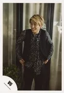 V6 / Ken Miyake / Above-the-knee ・ Costume Black ・ Flower Pattern ・ Two handed Shirt ・ Face Left ・ Smile / Official Official photo