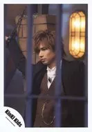 Kinki Kids / Koichi Domoto / Upper Body / Costume Black Gray White / Right Hand Raised / Handcuffs / Lower Left Eye / Official Official photo