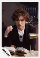 Kinki Kids / Koichi Domoto / Bust up ・ Costume black and white ・ Right hand with elbow ・ Eye left ・ Book in front ・ Desk stand / Official Official photo