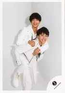 Kansai Johnnys Jr. / Ryota Muro and Kyohei Takahashi / Whole body (out of sight), costume white, Muro and Takahashi are covered / 17 winter Kansai junior "X' mas SHOW 2017" goods shooting off-shot / official Official photo