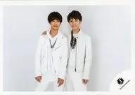 Kansai Johnnys Jr. / Ryota Muro and Kyohei Takahashi / Knee-high ・ Costume white ・ Muro, Takahashi-no-Shoulder-Hand / 17 Winter Kansai Jr. "X' mas SHOW 2017" goods shooting off-shot / official Official photo