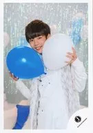 Kansai Johnnys Jr. / Kento Nagao / Upper body, costume white, balloons in both hands / 17 winter Kansai junior "X' mas SHOW 2017" goods shooting off-shot / official Official photo