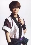 Yuichiro Hirata (Ran Somei) / Upper body, Costume : White, Purple, Black, Wafuku, Facing right, Left Breast / Stage :' Cherry Blossoms in the Red Valley - End-of-Edo Period Fantasy : Shinsen-gumi zeroth Squad' Official photo