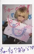 ☆ LUChE. / Doshin / Autographed signature with message "Chu-suru?" / Upper body / Costume white / black / Two handed paper "U" / Live cheki