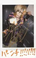 ☆ LUChE. / Doshin / Autograph with message "Panchi!" ・ Whole body, sitting, costume black, red, yellow, facing right, right hand fist / live cheki