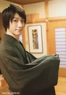 鈴木拡樹/上半身・服裝綠・和服・向右・雙手舉高・閉口/2.5維男子推TV明信片Vol.1