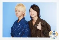 DISH///To-i(橘柊生)・RYUJI(小林龙二)/横型・上半身・服装蓝色・茶色・浴衣・RYUJI指立・背景水色/"DISH//粉丝活动『All Thrash ThankDay』'13夏季一回表>超绝可爱生写真前夜SET