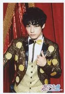 Super Express / Yusuke (Yusuke Fukuda) / Upper Body / Costume Yellow / Black / Dot Pattern / Left Hand Jacket / Background Red / 「 CHRISTMAS ONEMAN LIVE FANTASY LOVE TRAIN ~ Connecting Rail to You ~ 」 Official photo 12 th Edition