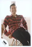 Tokio / Tomoya Nagase / Knee-Up / Sitting / Red costume / Check pattern / Two handed chair / Smile / Official Official photo