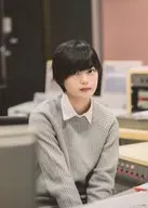 平手友梨奈/上半身・座り・衣装グレー・両手下・2Lサイズ/【20171110更新】/欅坂46 こちら有楽町星空放送局 こんぷりんブロマイド