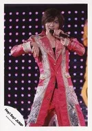 Hey! Say! JUMP / Hirota Yabu / Live Photo / Above the Knees / Costume Pink Silver / Bent Right Arm / Left Hand Microphone / Open Legs / Face Front / Official Official photo