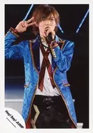 Hey!Say!JUMP/薮宏太/现场照片·膝上·服装青金红黑白·右手和平·左手麦克风/官方生写真